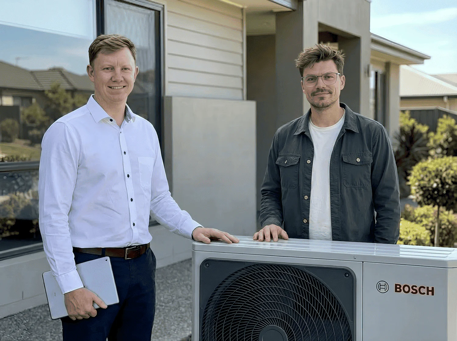 Lukas und Niklas Hoffmeier, Gründer von Eneto, vor einer Bosch Klimaanlage